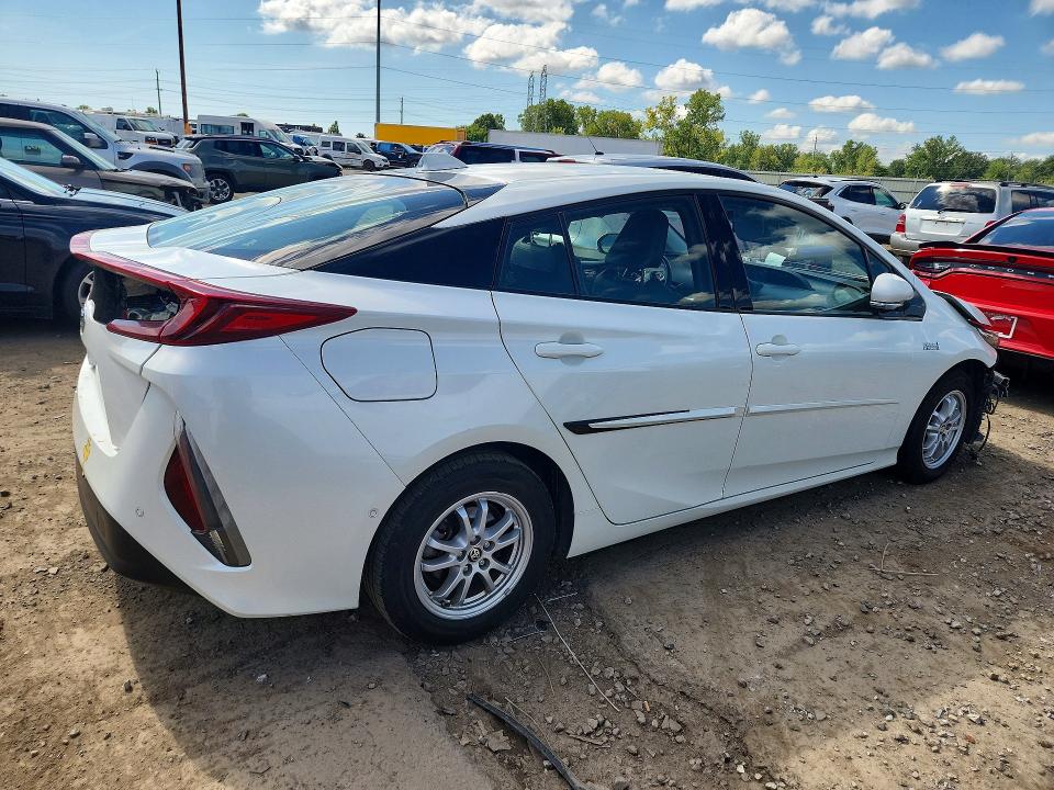Photo 3 from auction – 2017 TOYOTA PRIUS PRIME with VIN JTDKARFP1H3068008