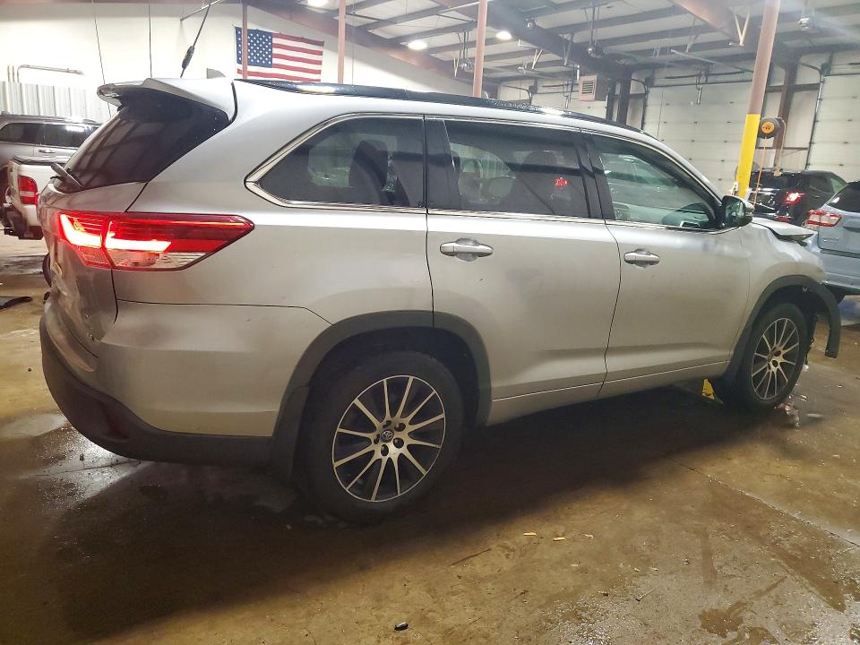 Photo 3 from auction – 2018 TOYOTA HIGHLANDER with VIN 5TDJZRFH6JS537773