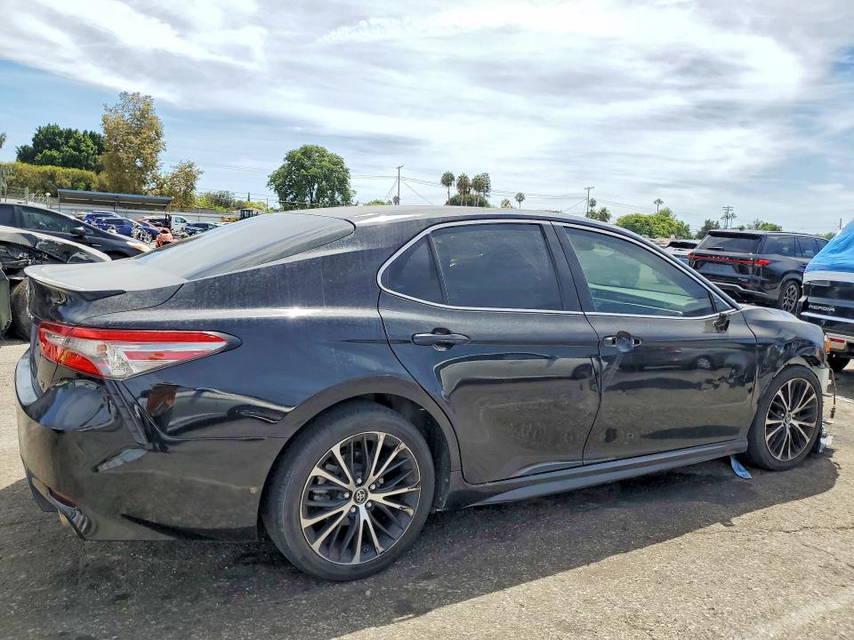 Photo 3 from auction – 2018 TOYOTA CAMRY with VIN 4T1B11HK7JU097480