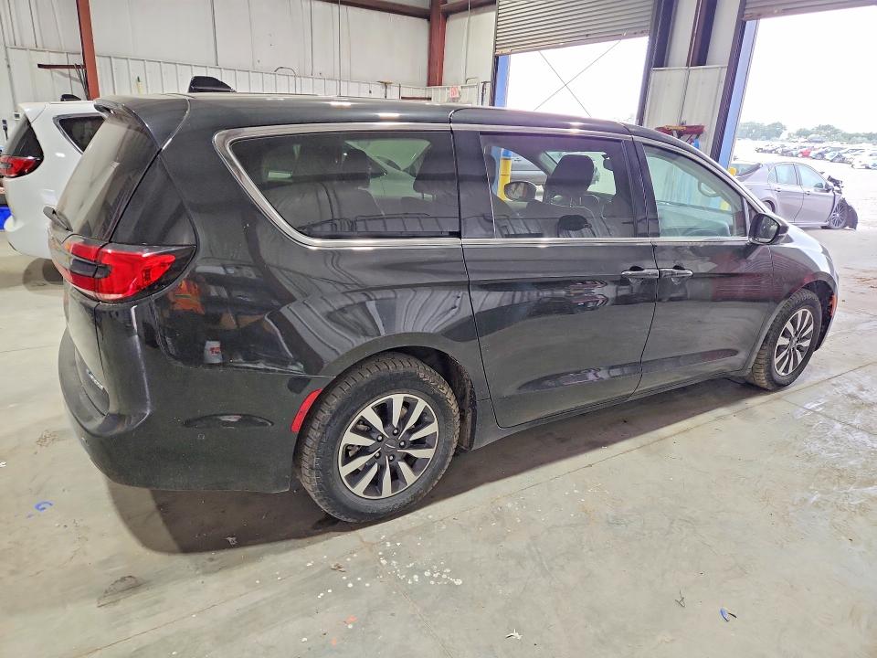Photo 3 from auction – 2023 CHRYSLER PACIFICA with VIN 2C4RC1L75PR572694