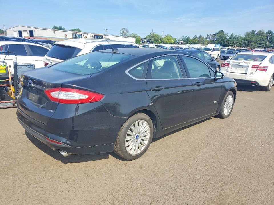 Photo 3 from auction – 2016 FORD FUSION with VIN 3FA6P0PU0GR108794
