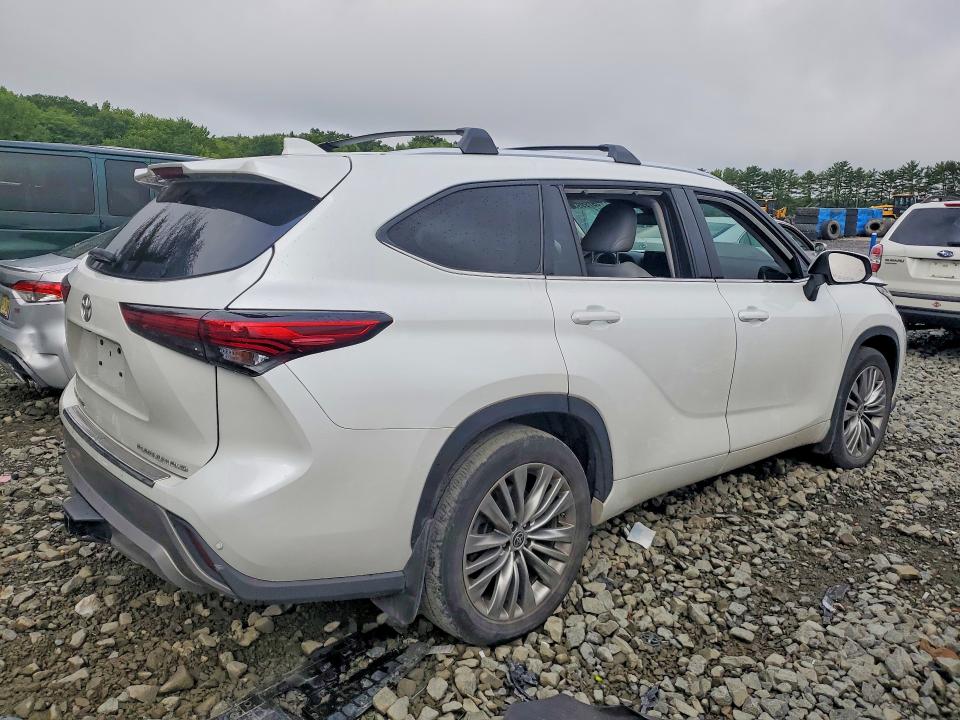 Photo 3 from auction – 2022 TOYOTA HIGHLANDER with VIN 5TDFZRBH8NS187273
