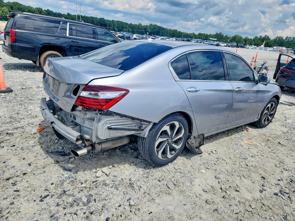 Photo 3 from auction – 2016 HONDA ACCORD with VIN 1HGCR3F82GA021102