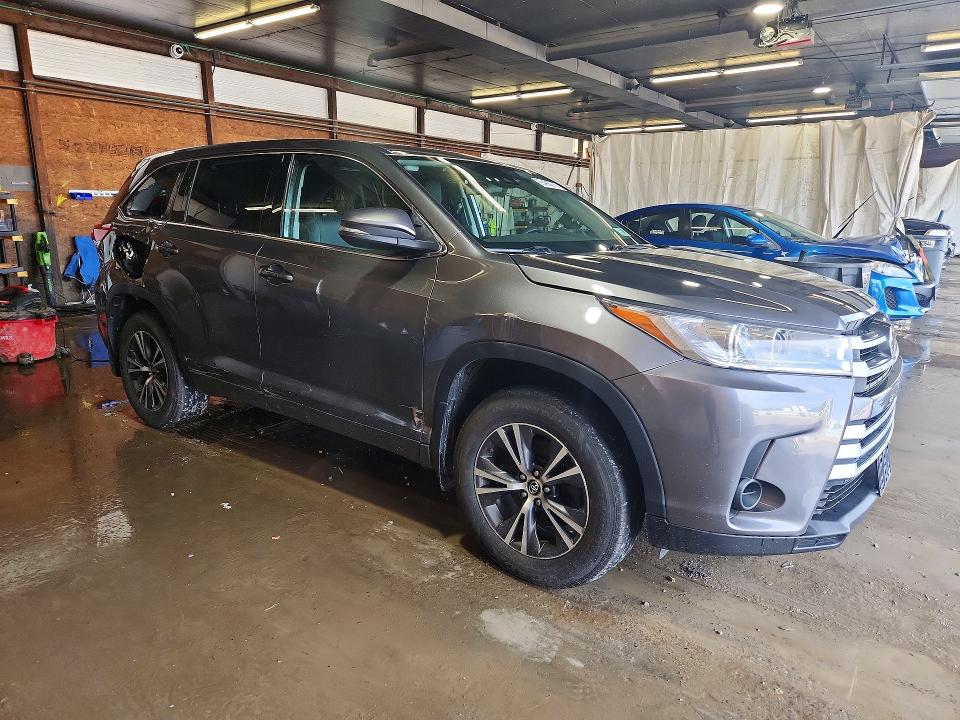 Снимка 4 от търг – 2018 TOYOTA HIGHLANDER с VIN 5TDBZRFH9JS849400