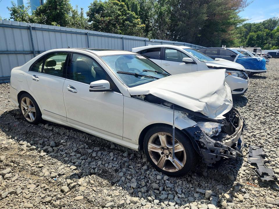 Photo 4 from auction – 2011 MERCEDES-BENZ C with VIN WDDGF8BB1BR155476