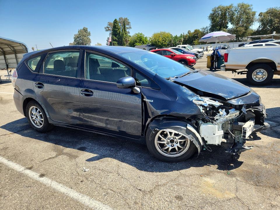 Photo 4 from auction – 2017 TOYOTA PRIUS V with VIN JTDZN3EUXHJ070133