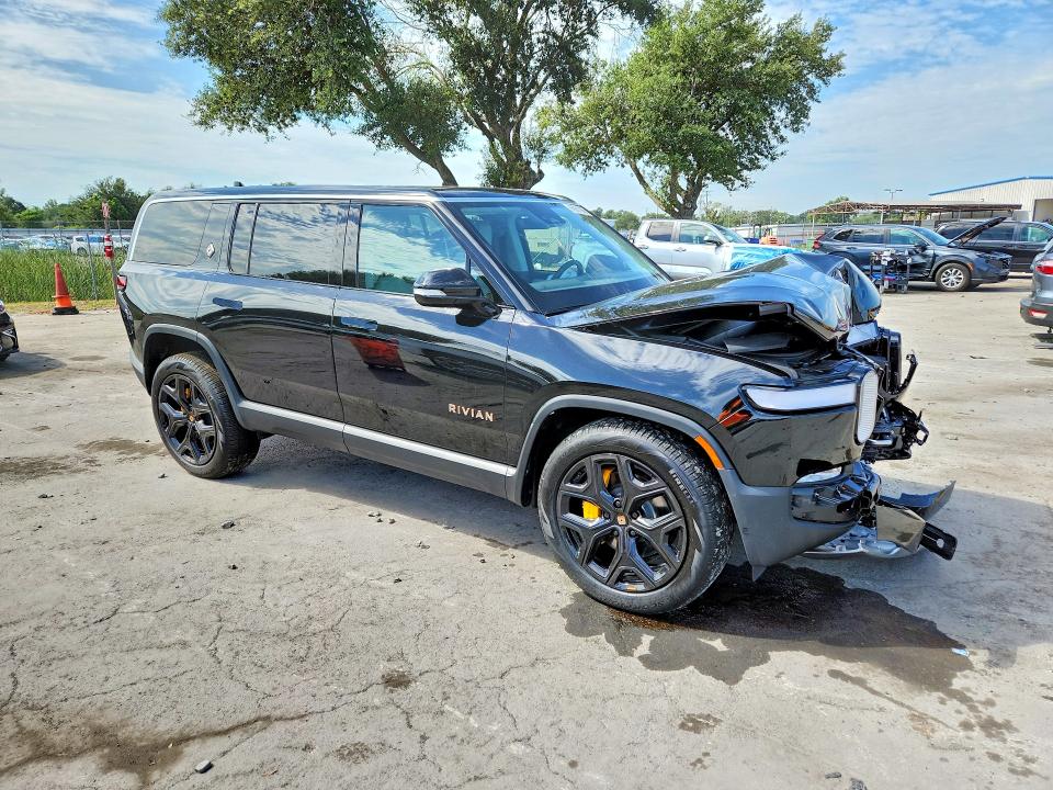 Photo 4 from auction – 2023 RIVIAN R1S with VIN 7PDSGABA2PN026301