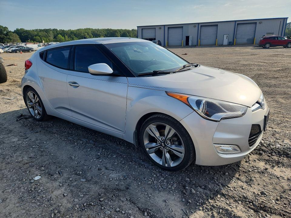 Photo 4 from auction – 2017 HYUNDAI VELOSTER with VIN KMHTC6AD8HU316691