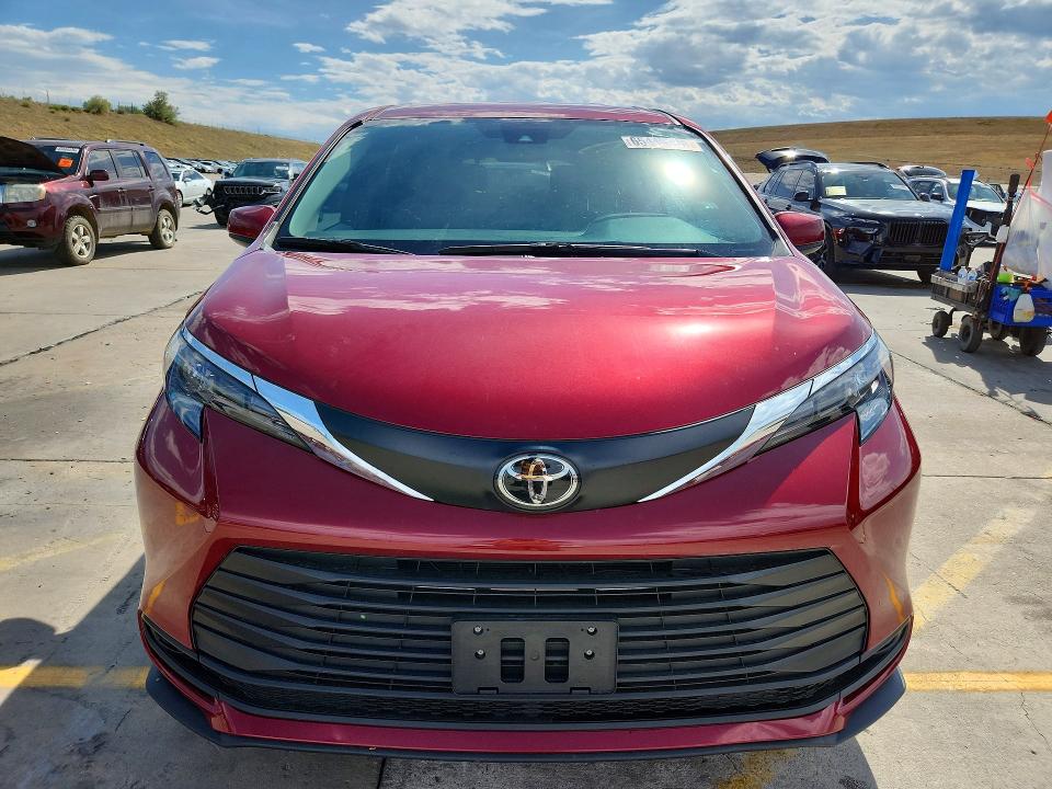Photo 5 from auction – 2026 TOYOTA SIENNA with VIN 5TDKSKFC9TS252203