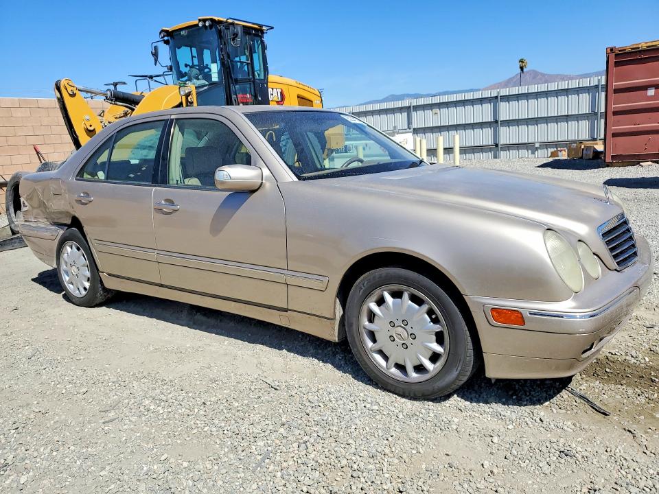 Снимка 4 от търг – 2000 MERCEDES-BENZ E с VIN WDBJF65J1YB164220