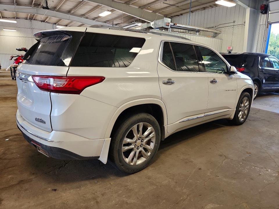 Photo 3 from auction – 2018 CHEVROLET TRAVERSE with VIN 1GNEVKKW4JJ229840