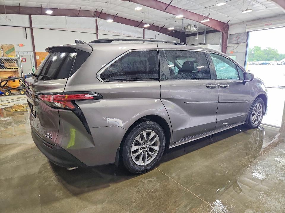 Photo 3 from auction – 2021 TOYOTA SIENNA with VIN 5TDJRKEC2MS047994