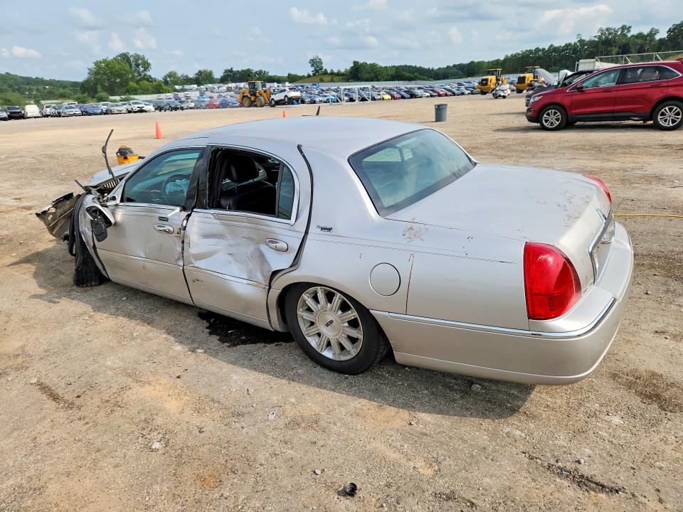 Photo 2 from auction – 2009 LINCOLN TOWN CAR with VIN 2LNHM82V39X633715