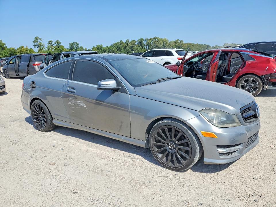 Снимка 4 от търг – 2013 MERCEDES-BENZ C с VIN WDDGJ4HB5DG065132