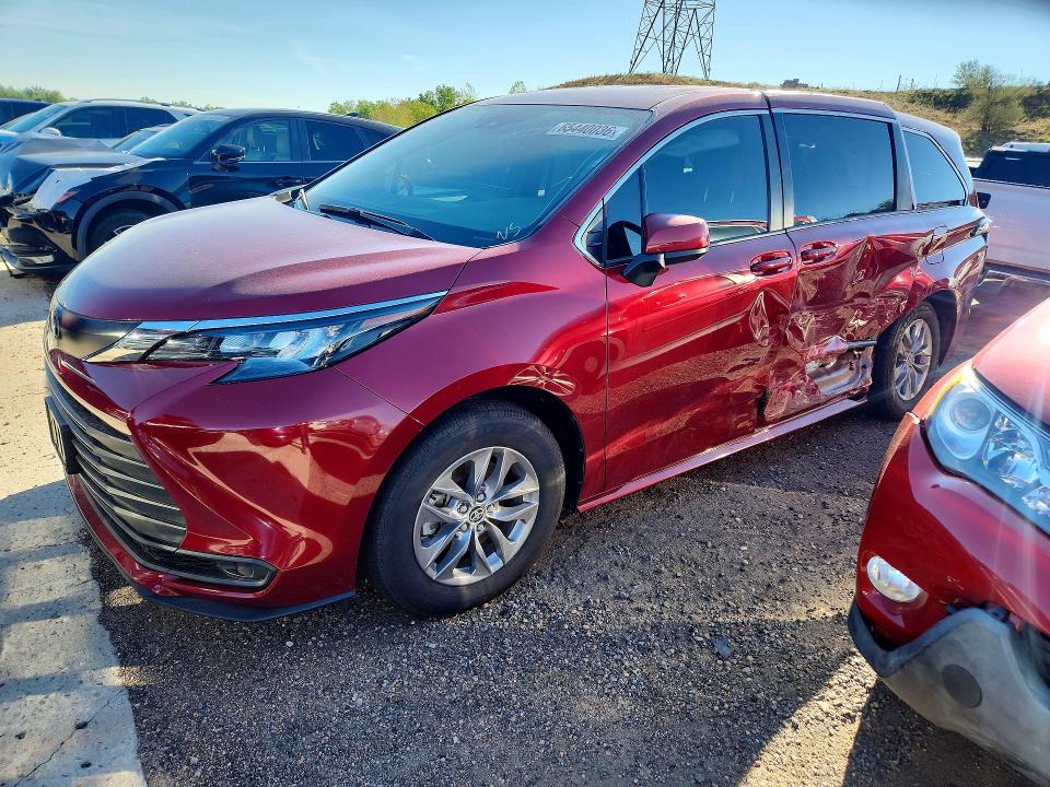 TOYOTA SIENNA 2026 with VIN 5TDKSKFC9TS252203 - Photo from auction