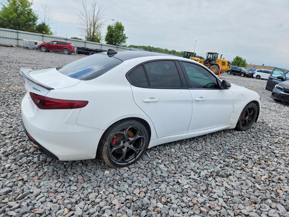 Foto 3 de la subasta – 2017 ALFA ROMEO GIULIA con VIN ZARFAECN7H7554866