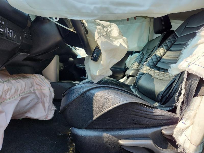 Photo 7 from auction – 2018 TOYOTA RAV4 with VIN 2T3RFREV0JW813415