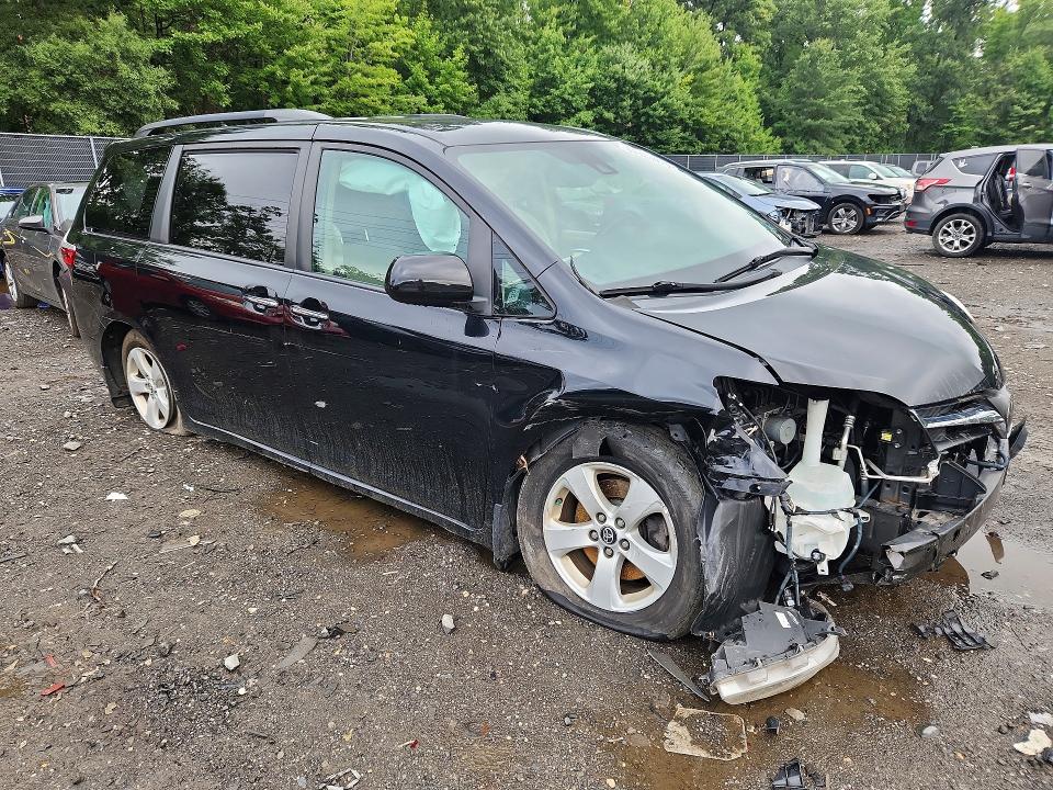 Photo 4 from auction – 2019 TOYOTA SIENNA with VIN 5TDKZ3DC7KS990519