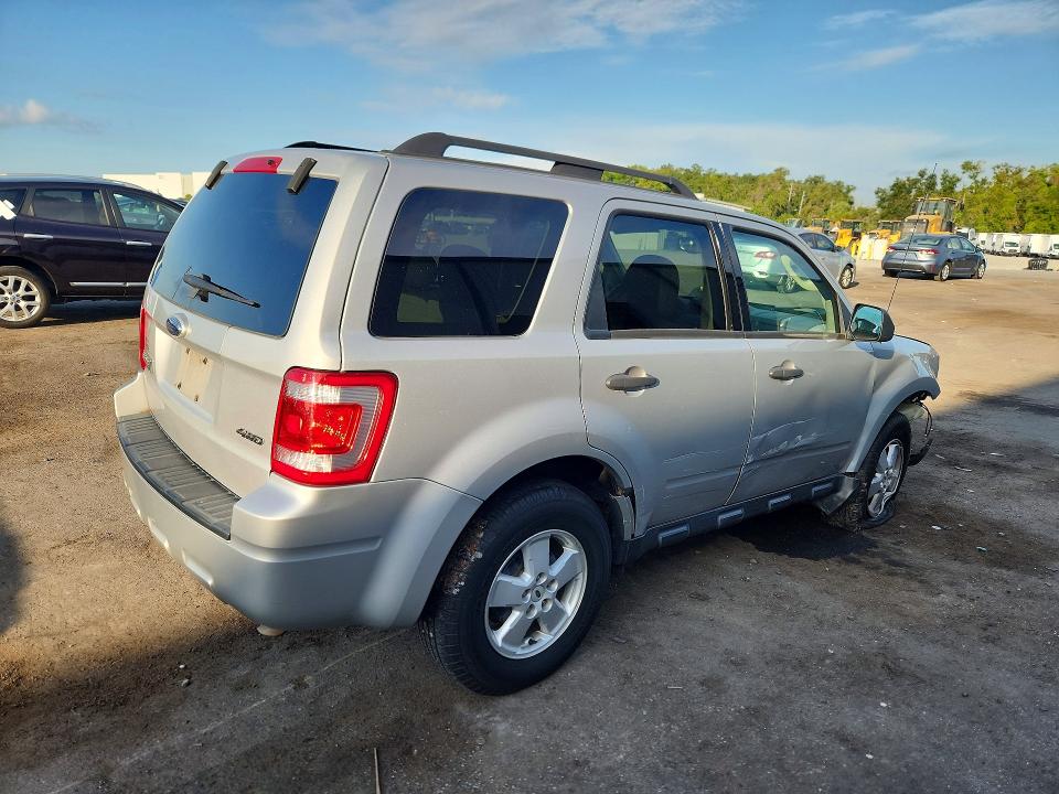 Photo 3 from auction – 2009 FORD ESCAPE with VIN 1FMCU93709KD11889