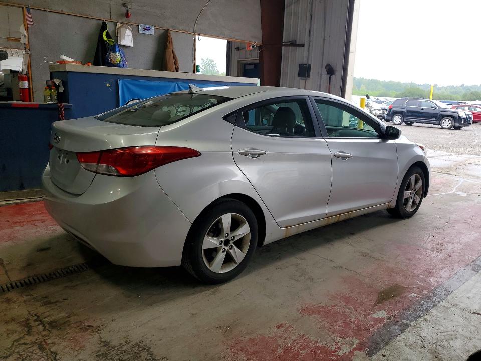 Photo 3 from auction – 2013 HYUNDAI ELANTRA with VIN KMHDH4AE4DU490643