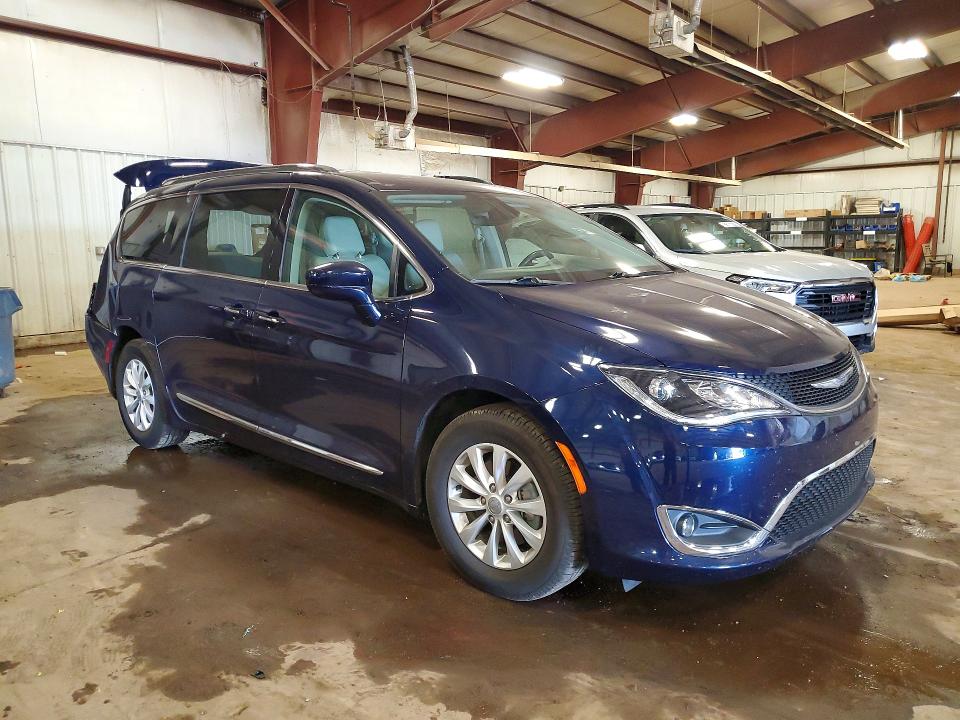 Photo 4 from auction – 2018 CHRYSLER PACIFICA with VIN 2C4RC1BG0JR127868