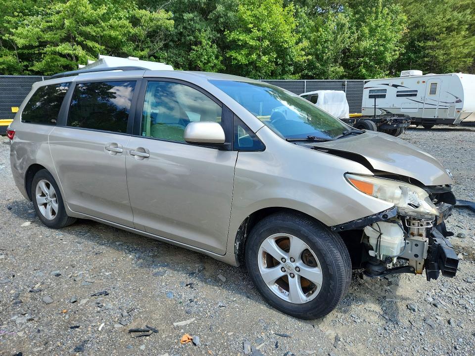 Photo 4 from auction – 2017 TOYOTA SIENNA with VIN 5TDKZ3DC5HS844466
