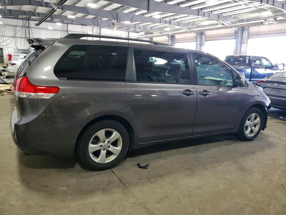 Photo 3 from auction – 2013 TOYOTA SIENNA with VIN 5TDKK3DC4DS404592