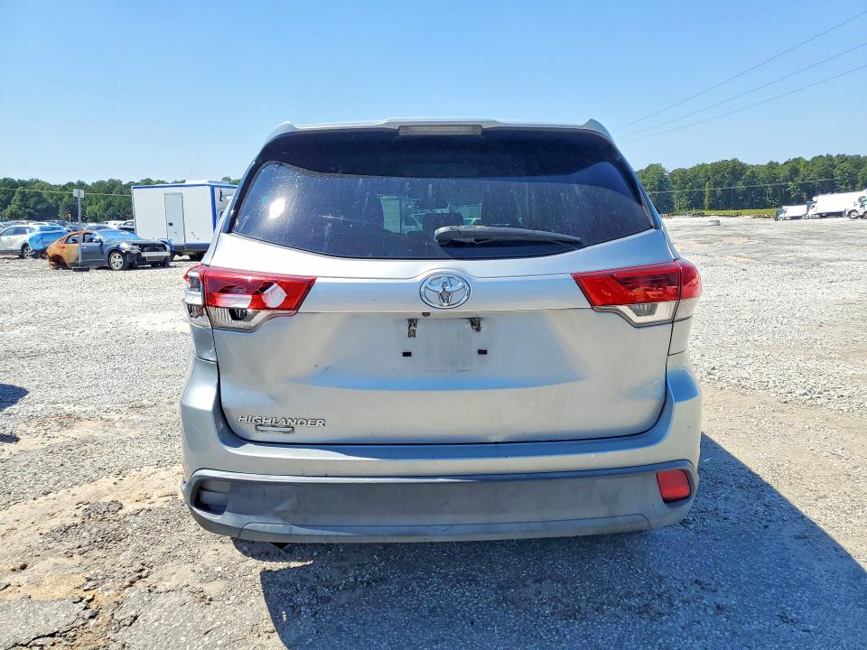 Zdjęcie 6 z aukcji – 2018 TOYOTA HIGHLANDER z VIN 5TDZARFH8JS040475