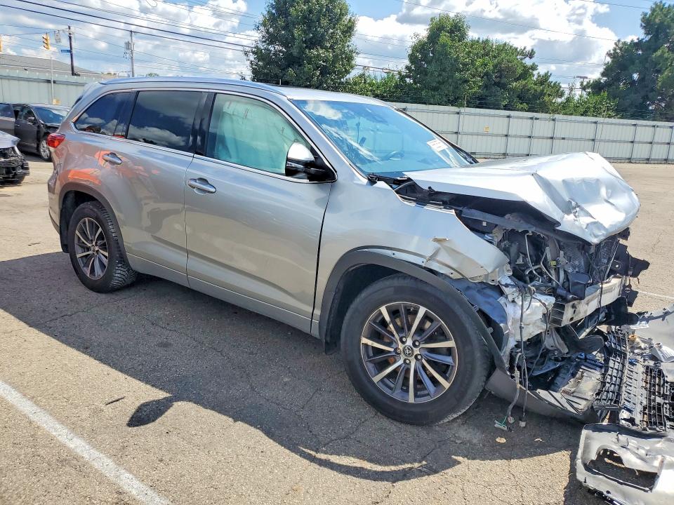 Photo 4 from auction – 2017 TOYOTA HIGHLANDER with VIN 5TDJZRFH2HS389227