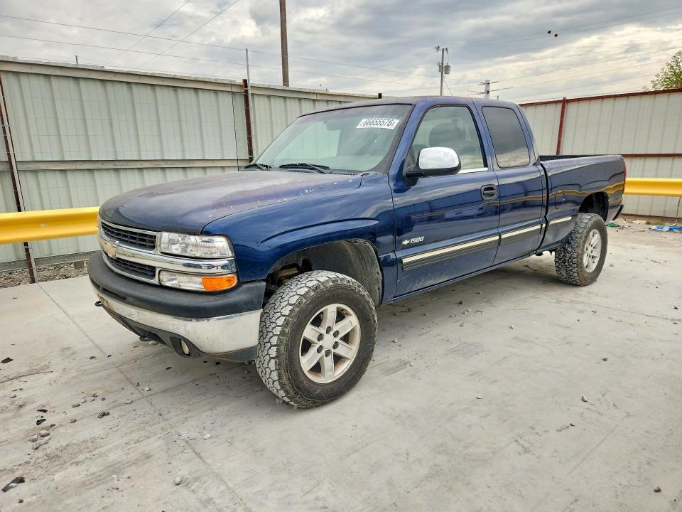 CHEVROLET SILVERADO 2000 with VIN 2GCEC19T5Y1325694 - Photo from auction