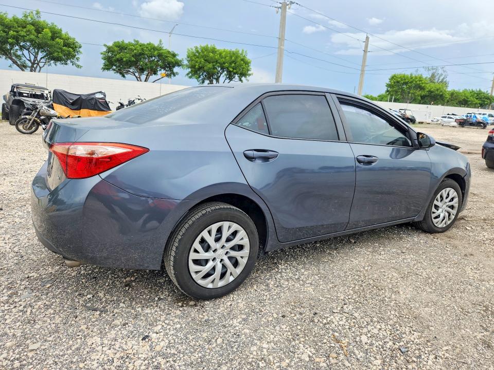 Снимка 3 от търг – 2018 TOYOTA COROLLA с VIN 5YFBURHE4JP829906