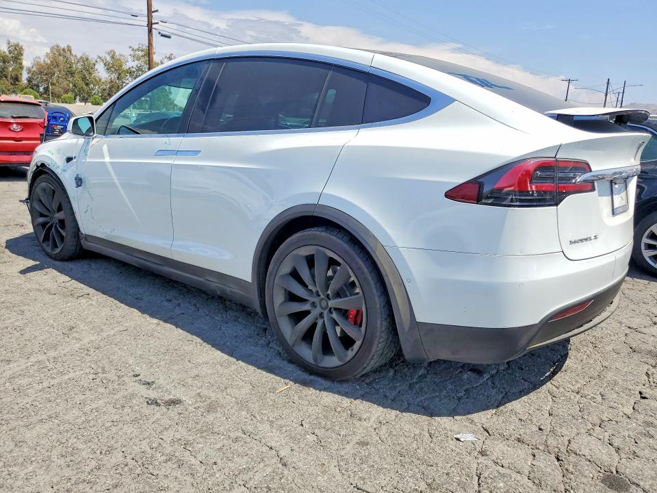 Фото 2 с аукциона – 2018 TESLA MODEL X с VIN 5YJXCBE46JF105237
