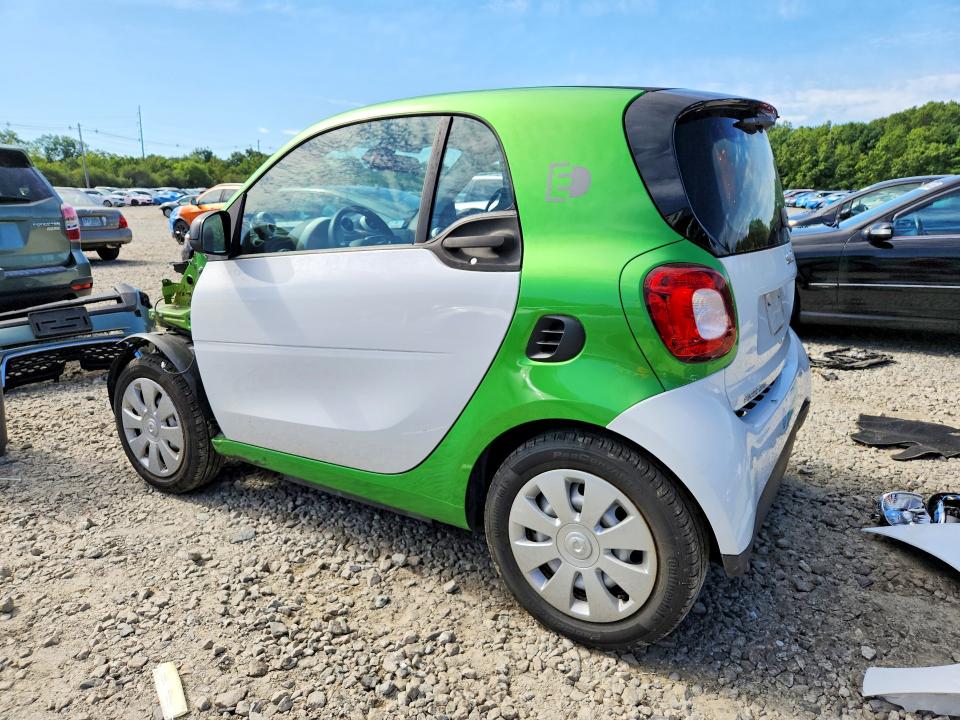 Photo 2 from auction – 2018 SMART FORTWO with VIN WMEFJ9BAXJK247129