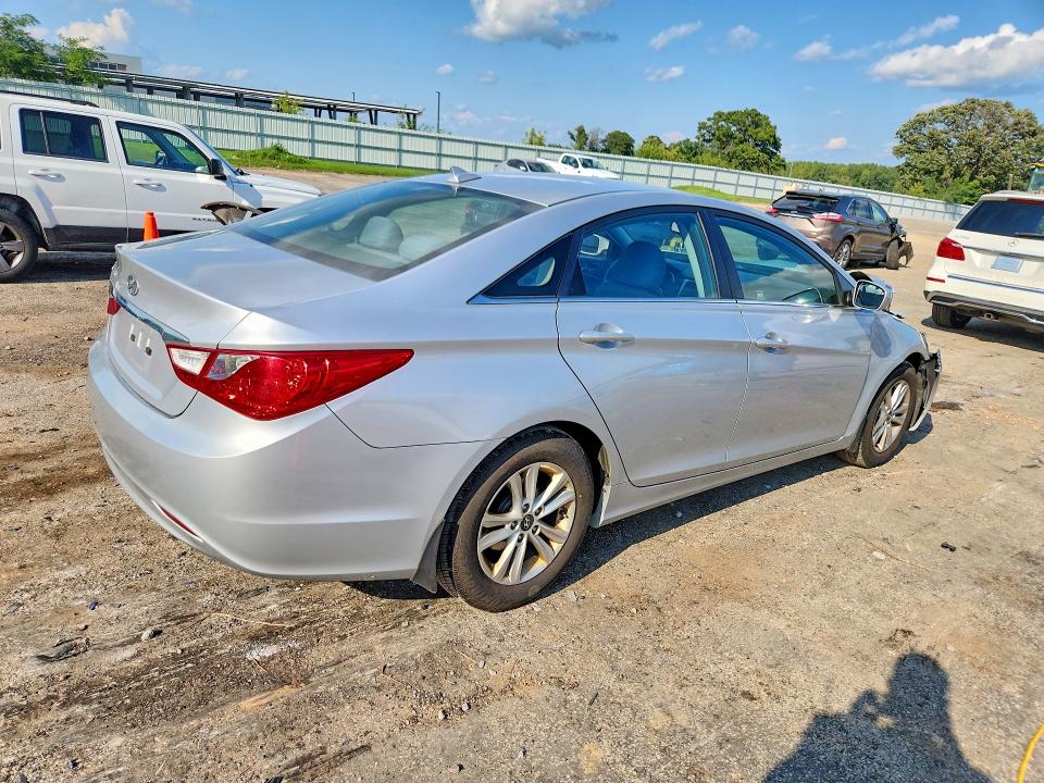 Photo 3 from auction – 2013 HYUNDAI SONATA with VIN 5NPEB4ACXDH714517