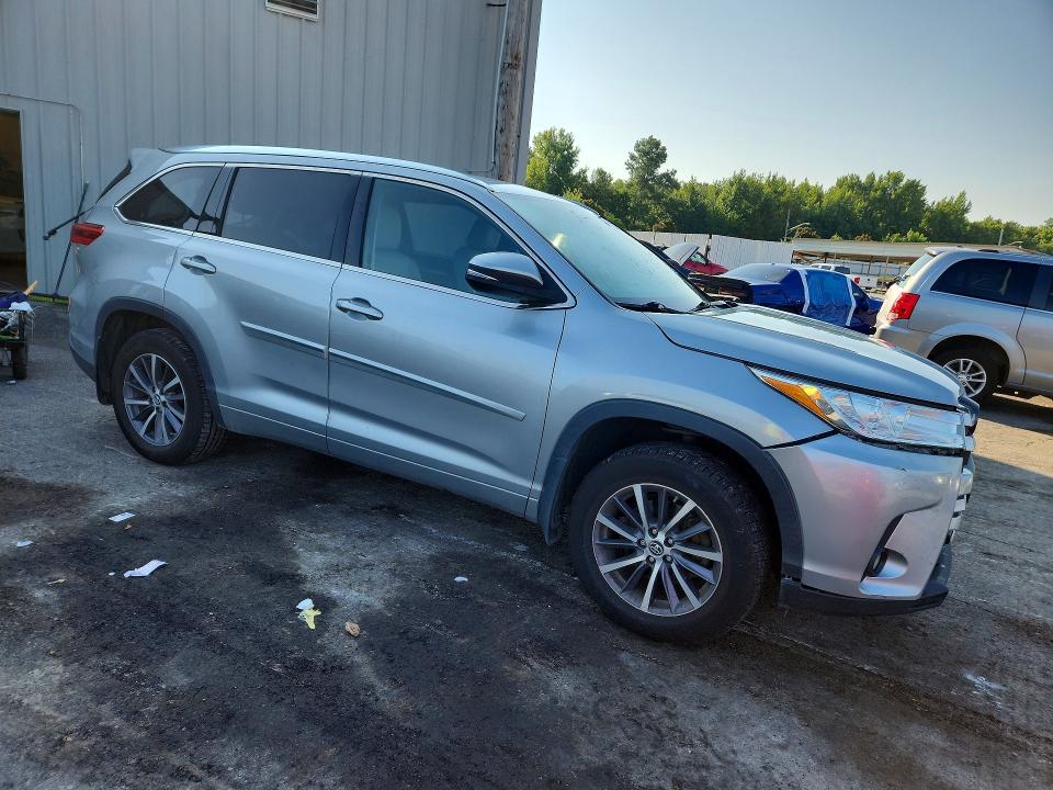 Photo 4 from auction – 2017 TOYOTA HIGHLANDER with VIN 5TDJZRFH8HS508995