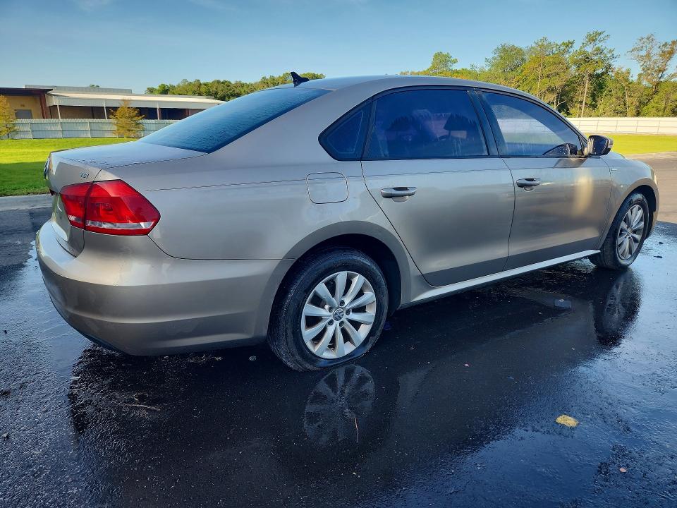 Photo 3 from auction – 2015 VOLKSWAGEN PASSAT with VIN 1VWAT7A31FC006827