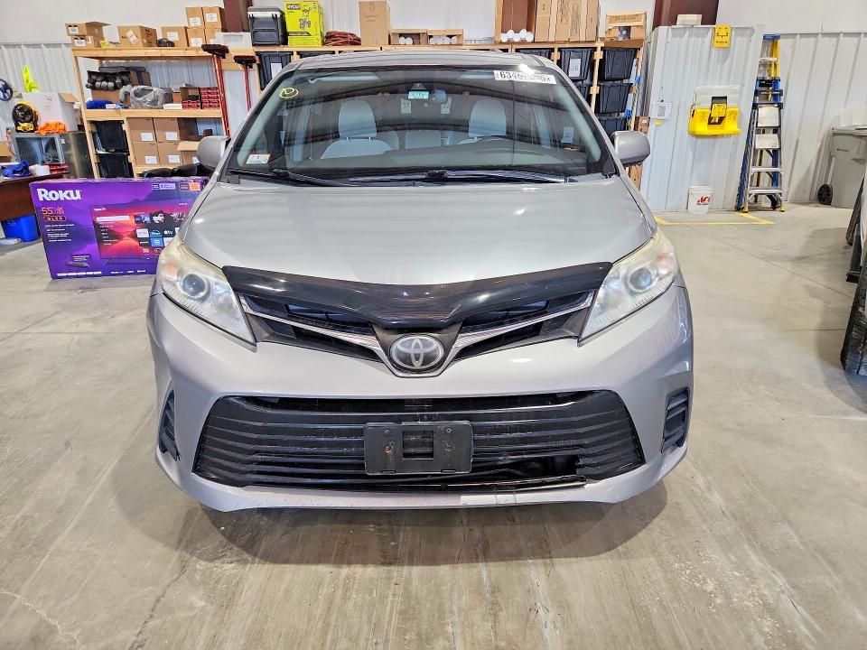 Photo 5 from auction – 2018 TOYOTA SIENNA with VIN 5TDKZ3DC2JS932039