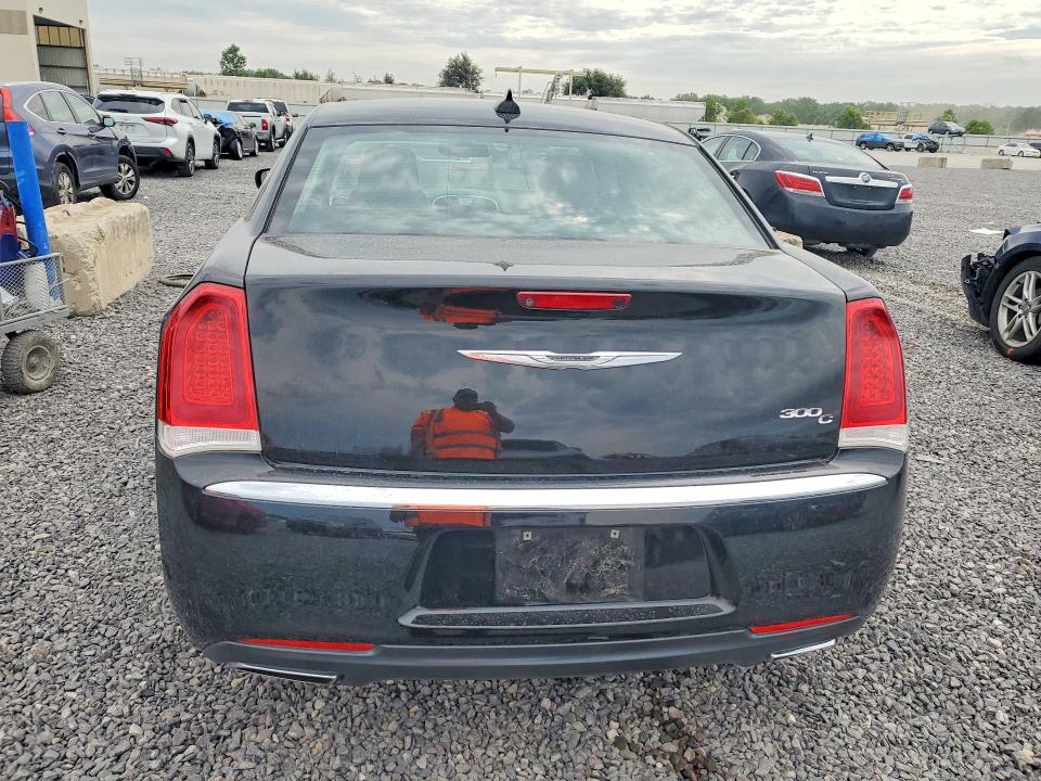Photo 6 from auction – 2016 CHRYSLER 300C with VIN 2C3CCAEG0GH128023