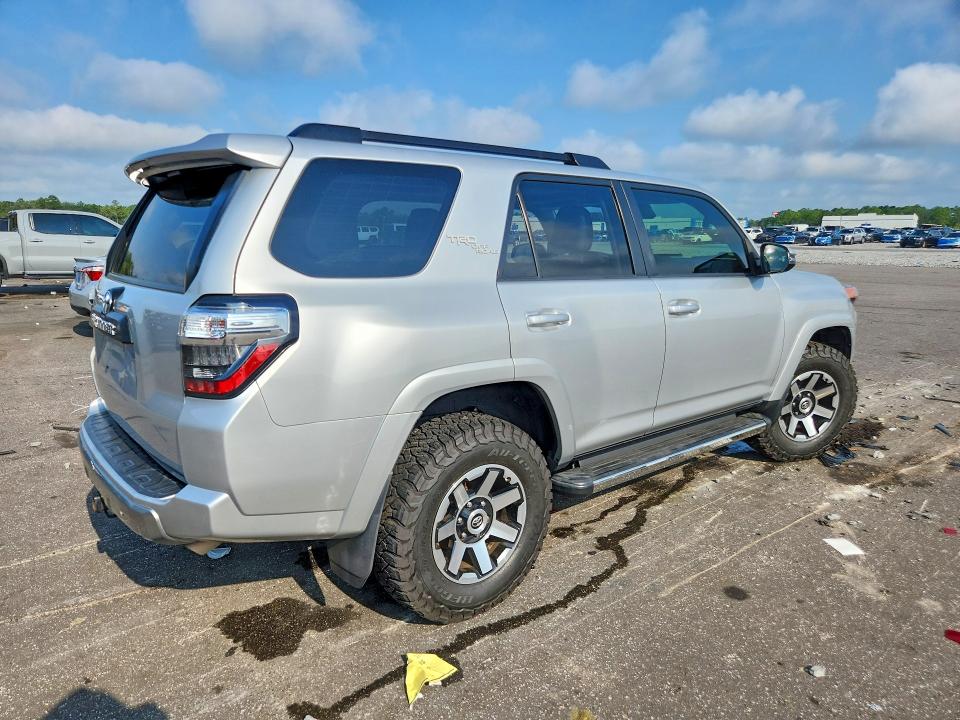 Photo 3 from auction – 2021 TOYOTA 4RUNNER with VIN JTERU5JR2M5857544