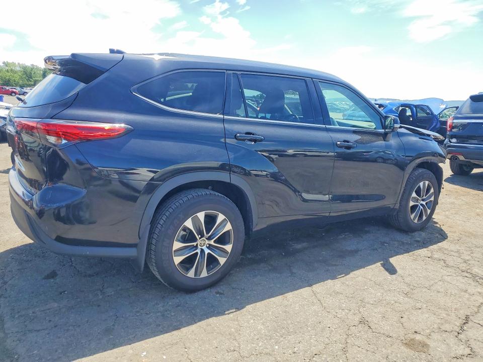 Photo 3 from auction – 2022 TOYOTA HIGHLANDER with VIN 5TDGZRBH9NS192437