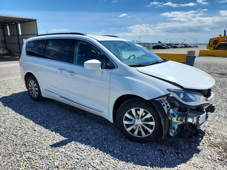 Photo 4 from auction – 2017 CHRYSLER PACIFICA with VIN 2C4RC1BG2HR642655