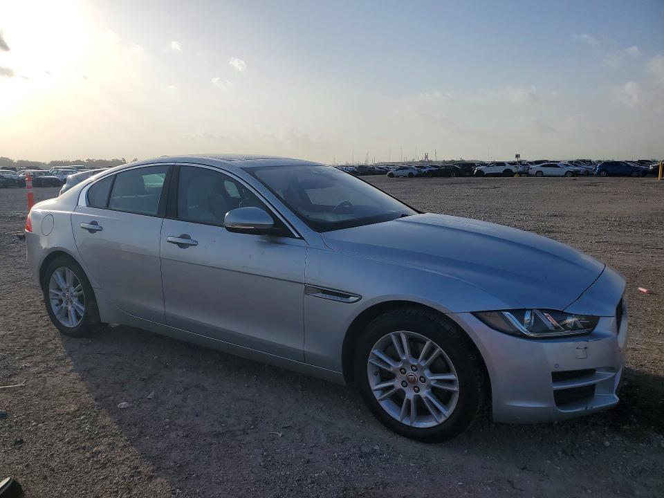 Zdjęcie 4 z aukcji – 2017 JAGUAR XE z VIN SAJAD4BG9HA973749
