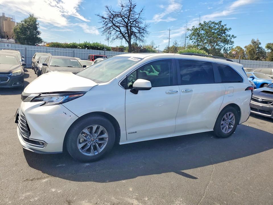 TOYOTA SIENNA 2021 with VIN 5TDYRKEC6MS042280 - Photo from auction
