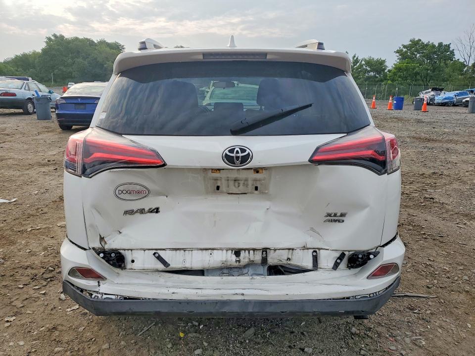 Photo 6 from auction – 2018 TOYOTA RAV4 with VIN JTMRFREV2JJ723648