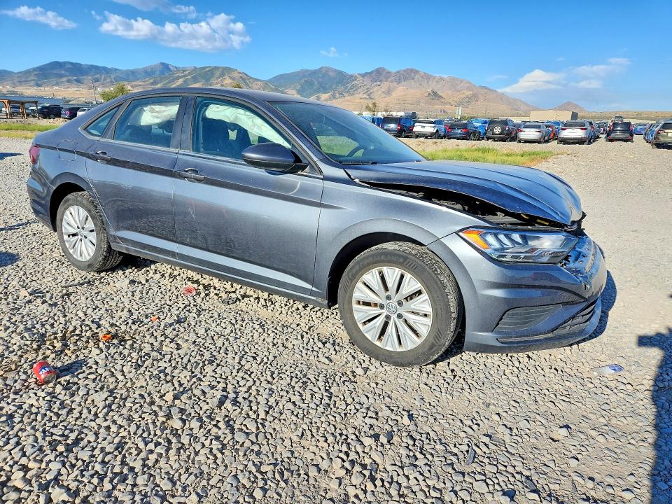 Photo 4 from auction – 2020 VOLKSWAGEN JETTA with VIN 3VWCB7BU8LM017613