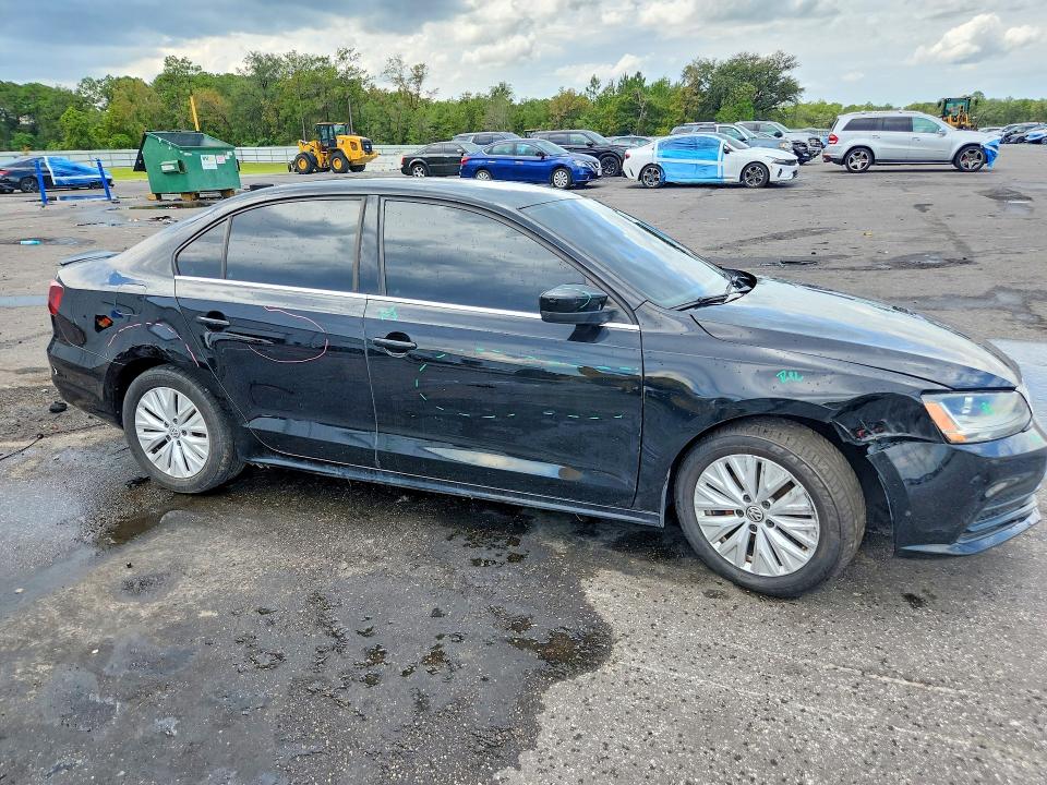Photo 4 from auction – 2017 VOLKSWAGEN JETTA with VIN 3VW2B7AJXHM327451