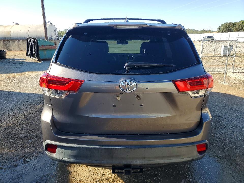 Photo 6 from auction – 2018 TOYOTA HIGHLANDER with VIN 5TDJZRFHXJS804381
