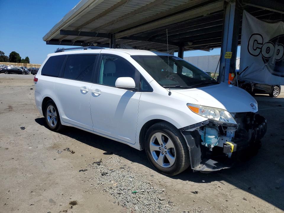 Photo 4 from auction – 2014 TOYOTA SIENNA with VIN 5TDKK3DC2ES511111
