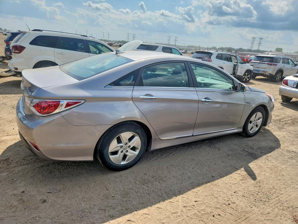 Photo 3 from auction – 2012 HYUNDAI SONATA with VIN KMHEC4A41CA023724