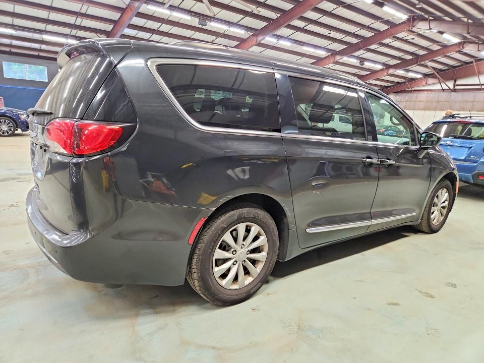 Photo 3 from auction – 2017 CHRYSLER PACIFICA with VIN 2C4RC1BG0HR810647